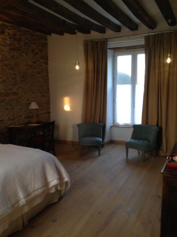 Le Manoir De La Vieille Douve Bed & Breakfast Bourg-d'Ire Room photo