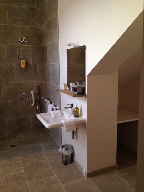 Le Manoir De La Vieille Douve Bed & Breakfast Bourg-d'Ire Room photo