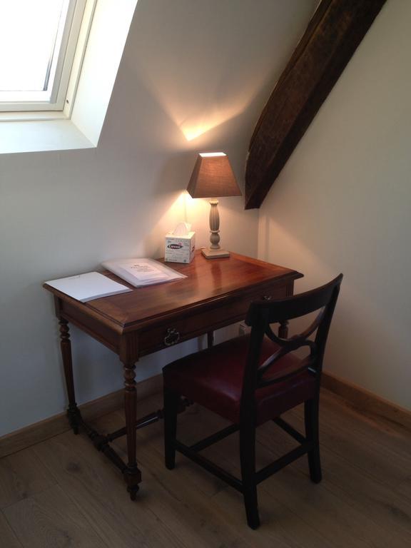 Le Manoir De La Vieille Douve Bed & Breakfast Bourg-d'Ire Room photo