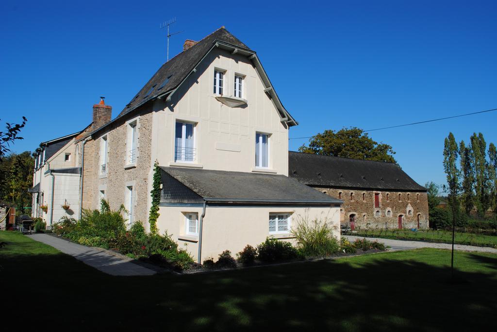 Le Manoir De La Vieille Douve Bed & Breakfast Bourg-d'Ire Exterior photo